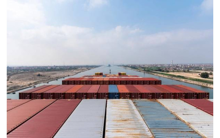 Un portacontenedores choca contra un puente flotante en el Canal de Suez