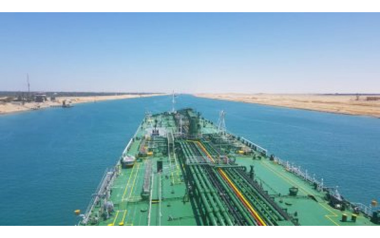 Tránsito de buques petroleros por el Canal de Suez cae 27% en octubre.