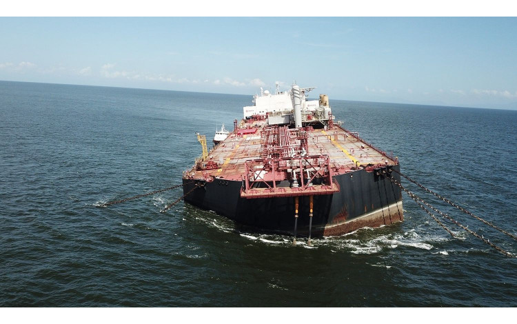 Environmental groups warn of the risk of sinking an oil tanker in Venezuela.