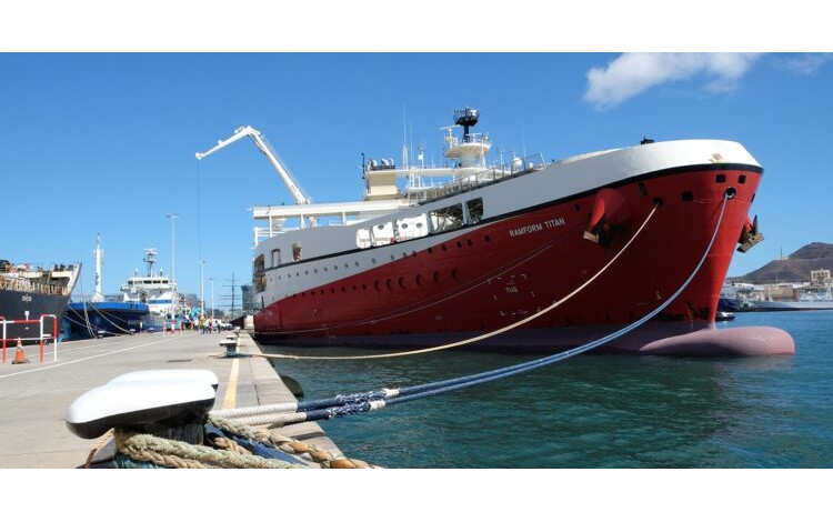 Llega al puerto de Las Palmas el barco más ancho del mundo para preparar su campaña de Canadá