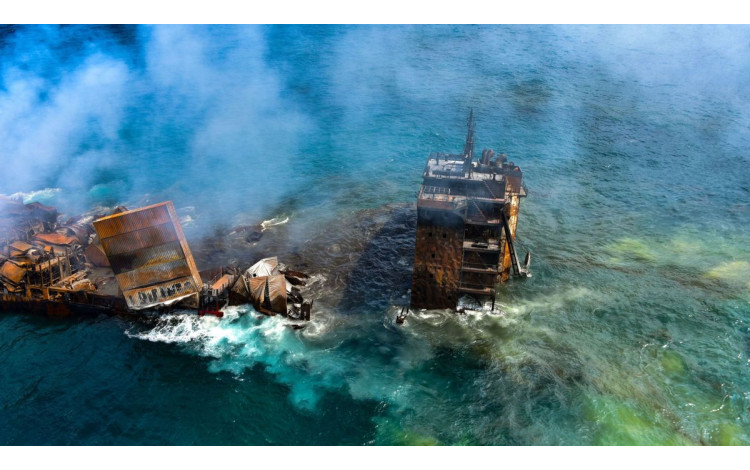 El hundimiento de un buque petrolero en Sri Lanka hace temer un desastre ecológico