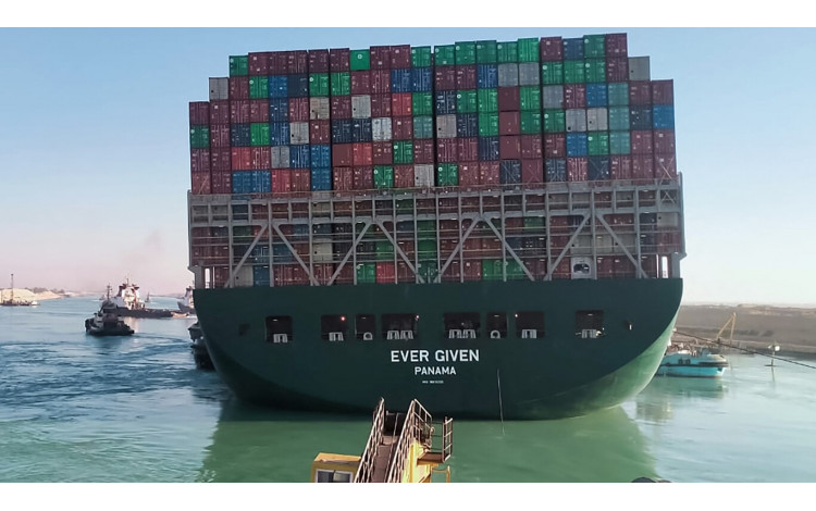 El Ever Given vuelve a navegar después de 100 días retenido por las autoridades del canal de Suez